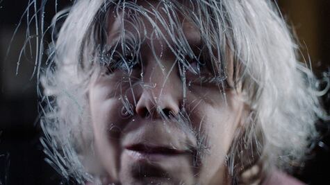 La artista que pinta autorretratos pero no reconoce su propio rostro