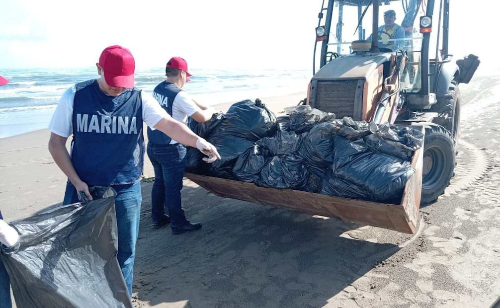Elementos de la Semar recolectaron 330 kilos de material con hidrocarburo en playas del municipio de Alvarado, Veracruz (24/03/2026). Foto: Especial