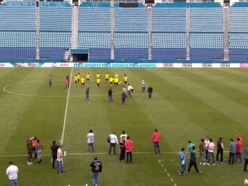 Aficionados asisten al entrenamiento de leyendas