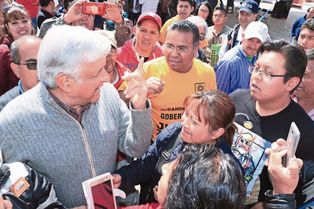 De gira por el Estado de México, el presidente de Morena, Andrés Manuel López Obrador, demandó que se modifique la Ley de Ingresos, pues lo que hace falta es que bajen los precios a los combustibles y que se revierta el gasolinazo ()