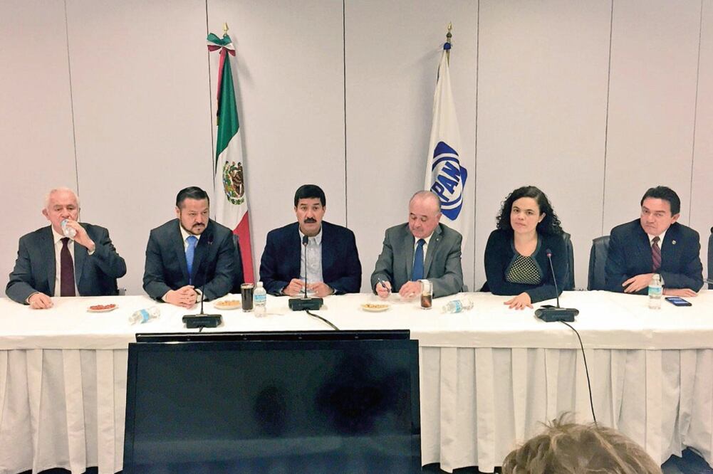 En reunión con los panistas, el gobernador de Chihuahua, Javier Corral (segundo de izq. a der.), acusó al PRI de querer proteger a César Duarte. (TOMADA DE TWITTER)