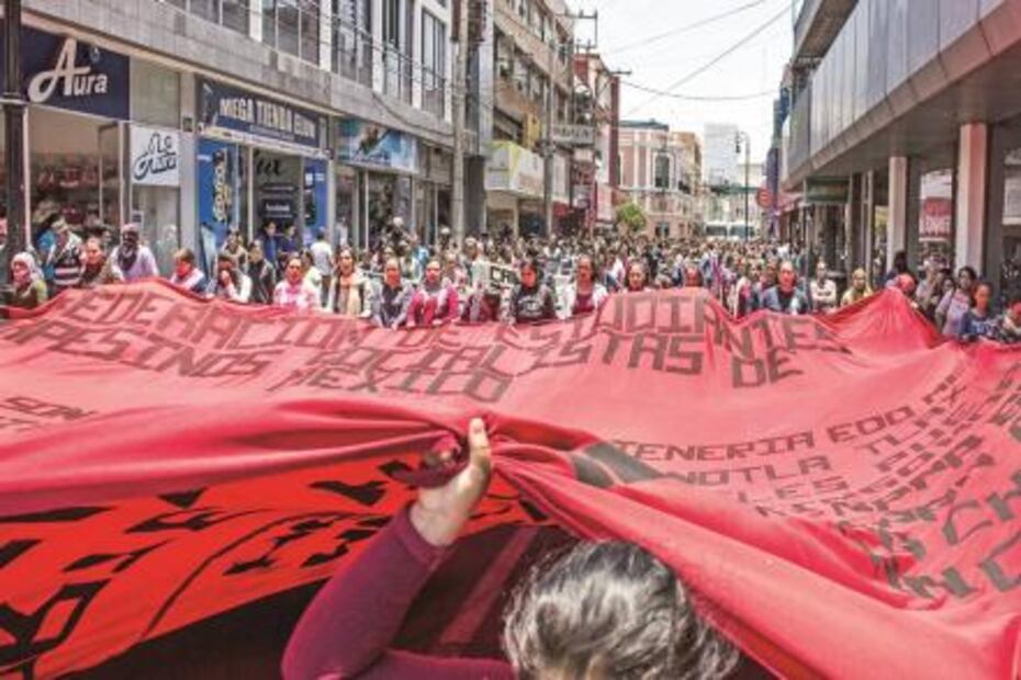 En Aguascalientes defienden a normalistas ¡a macanazos!