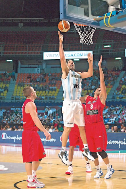 Scola llega a 78 encuentros con el jersey argentino en estas justas (ERNESTO PÉREZ M. IMAGO7)
