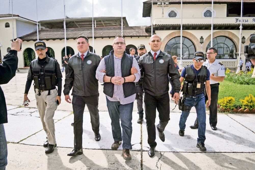 A las siete de la mañana (hora local) el gobierno guatemalteco publicó en su cuenta de Twitter que iniciaba el procedimiento de traslado de Javier Duarte de Ochoa a territorio mexicano. (REUTERS)