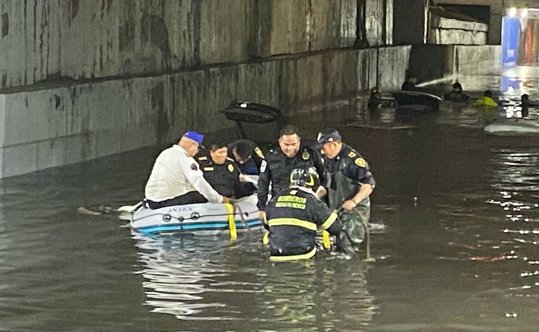 Continúan las fuertes lluvias en la Ciudad de México, las cuales han provocado inundaciones y afectaciones a vecinos y citadinos, tales como: colapso del tránsito, pérdidas personales. Foto: Juan Carlos Williams / EL UNIVERSAL