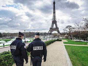 Sujeto hiere con un cristal a policías en París; el hombre fue arrestado