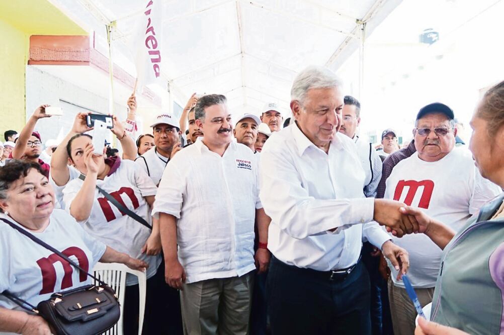 De gira por Jalisco, Andrés Manuel López Obrador solicitó a los ciudadanos orientar y quitar el miedo a la gente, y dijo que Morena no tiene nada que ver con el gobierno de Venezuela, eso es “pura calumnia” (CORTESÍA)