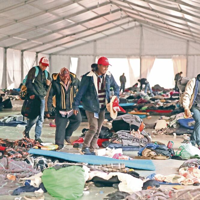 Centroamericanos abandonan el campamento instalado en el estadio Jesús Martínez Palillo , dejando a su paso ropa, cobijas, colchonetas y basura. Foto: VALENTE ROSAS. EL UNIVERSAL