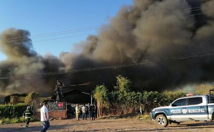 Inician investigación por incendio en deshuesadero en Sinaloa