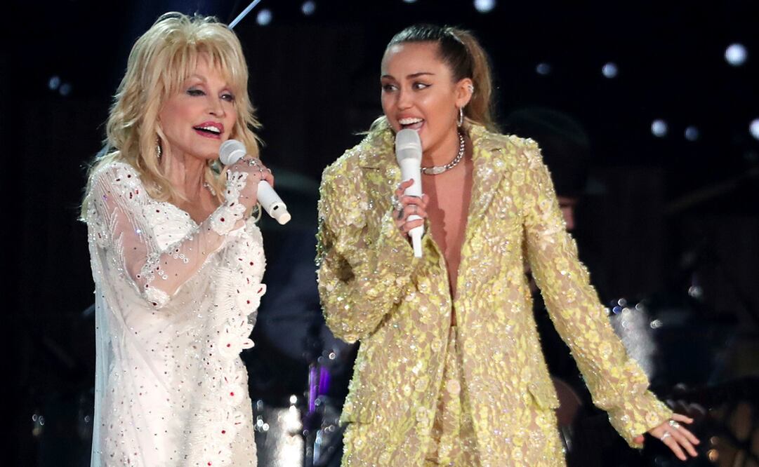 Dolly Parton, izquierda, y Miley Cyrus interpretan "Jolene" en la 61.ª edición anual de los premios Grammy en Los Ángeles, el 10 de febrero de 2019. 
Foto Matt Sayles/Invision/AP, archivo.