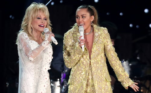 Miley Cyrus se despide con emotivas palabras de su 'tía' Dolly Parton: "Tengo un ángel a mi lado"
