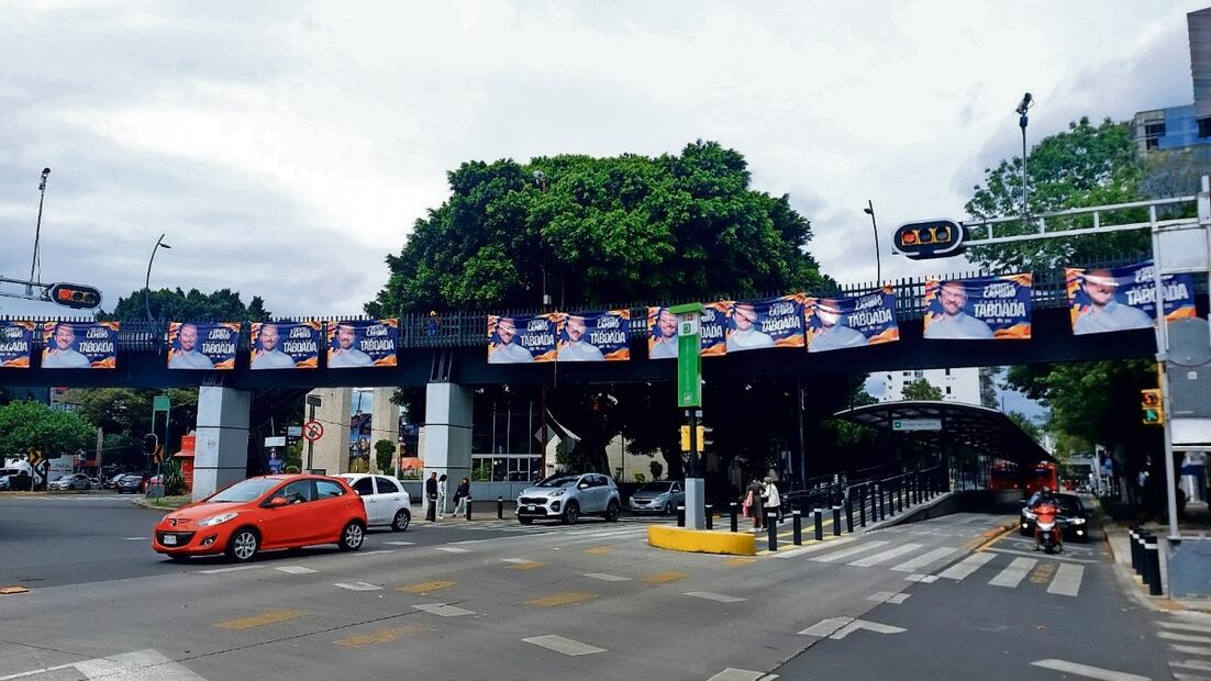 Con motivo de su informe de actividades, los ediles también han aprovechado para colocar lonas con su nombre e imagen. Foto: Julio Suárez / El Universal