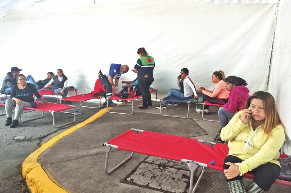 Reclamo. Los familiares de las víctimas de la tragedia fueron revisados por médicos para iniciar su protesta. Foto: ANDREA AHEDO. ELUNIVERSAL