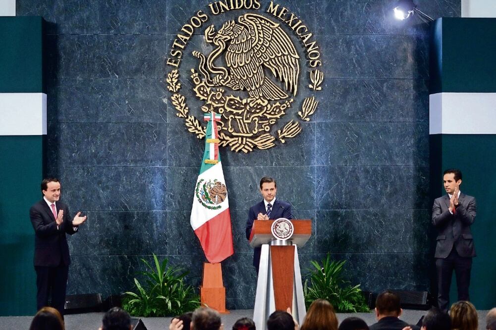 El presidente Enrique Peña Nieto elogió el trabajo de Mikel Arriola al frente del IMSS y nombró a Tuffic Miguel Ortega como su relevo. Foto: PRESIDENCIA
