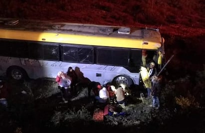 Autobús turístico se accidenta al salir del camino; reportan 38 lesionados y siete heridos de gravedad