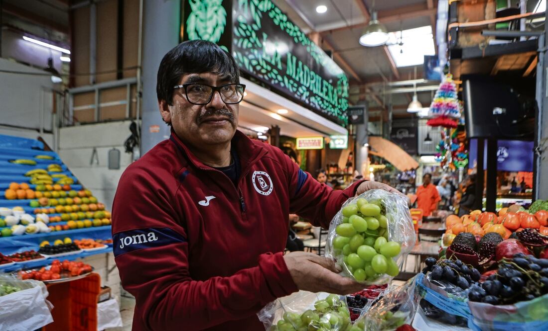 Con precios de entre 120 hasta 180 pesos el kilo, comerciantes de los principales mercados de la Ciudad de México ofertan los racimos de uvas. Foto: Gabriel Pano | El Universal