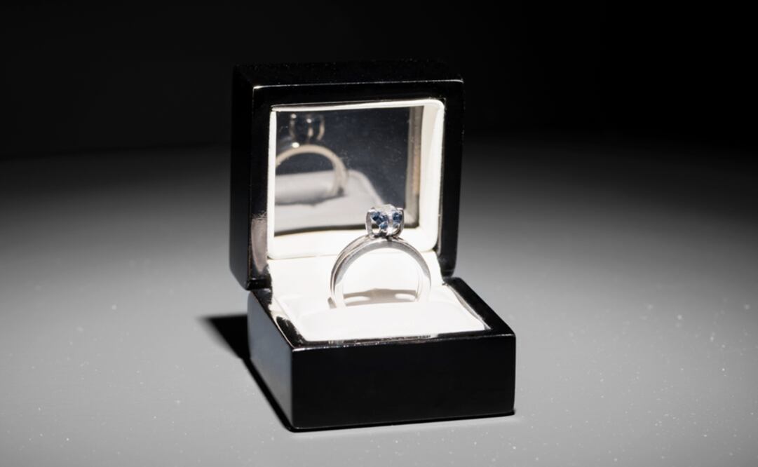 Llevar al MUAC "Jill Magid: Una carta siempre llega a su destino. Los Archivos Barragán", muestra que incluye el diamante con el anillo hecho con parte de las cenizas de Luis Barragán, fue una decisión aprobada por el Comité Curatorial y de Programación y por el Consejo Académico del Museo. Foto: La Propuesta—The Proposal, 2016. Cortesía MUAC.