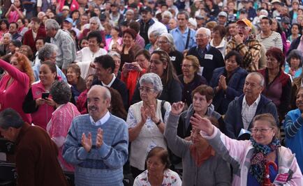 Con comida y cantantes, Mancera celebra a abuelos en su día