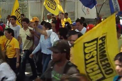 Opositores y oficialistas salen a votar por gobernadores en Venezuela