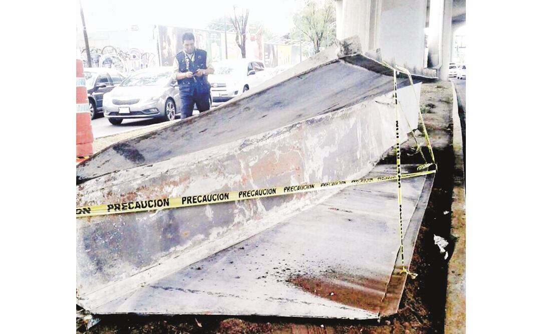 De acuerdo con la Secretaría de Obras y Servicios de la Ciudad de México, el incidente ocurrió en el sentido norte a sur de la Autopista Urbana Norte, entre Constituyentes y Observatorio. (CORTESÍA PROTECCIÓN CIVIL)