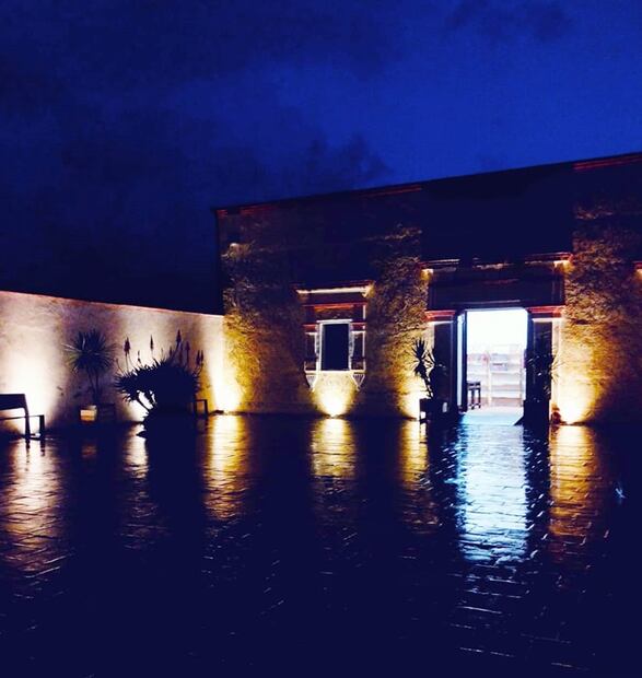 Imagen de la biblioteca una noche lluviosa. La construcción se descubrió en 1979 por el arquitecto José Antonio Terán. Foto: Muricio Meléndez/Cortesía.