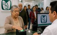 ¿Te pueden suspender el pago? IMSS lanza alerta por registro biométrico para pensionados. Foto: Especial / IMSS