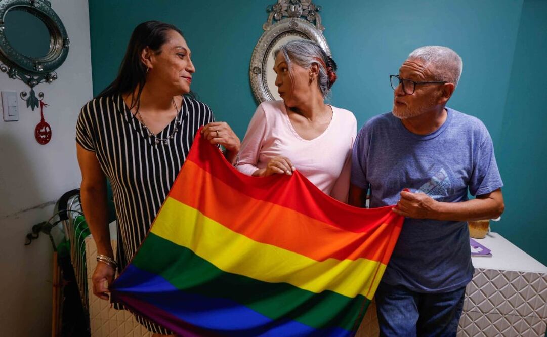 Pintando Arcoíris es un grupo conformado por personas de la tercera edad de la comunidad LGBTQ+ donde sus integrantes hacen frente a la soledad.  |  Foto: Diego Simón.