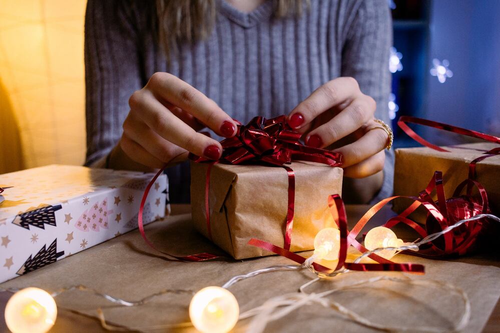 Te decimos que regalar para que no pases el oso en el intercambio de Navidad Foto: Pexels