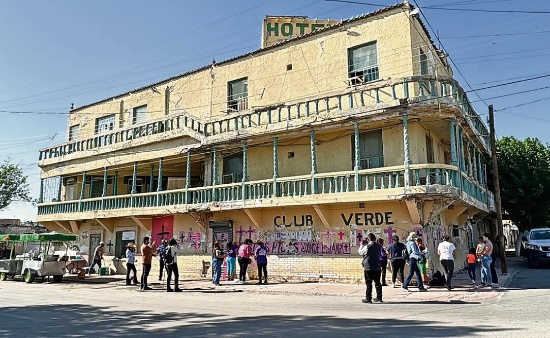 Paredes del hotel Verde se convirtieron en muros de catarsis para familiares y amigos de quienes perdieron la vida en este lugar; cartulinas, pintas, gritos y consignas se vieron y escucharon en el sitio. Foto: Especial