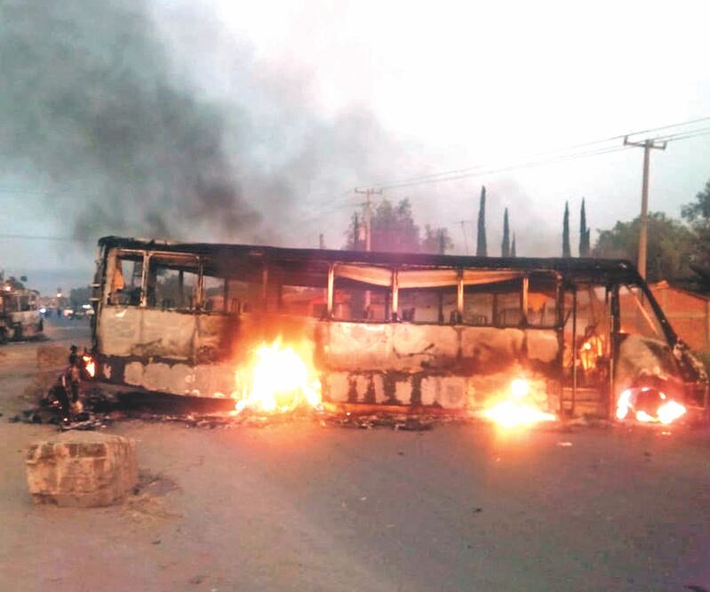 Tras cateos a casas de seguridad en las comunidades de Pozos y Rincón de Centeno en la madrugada, grupos delincuenciales colocaron objetos ponchallantas y prendieron fuego a dos camiones en la carretera Juventino Rosas-Celaya. CORTESÍA AM de León