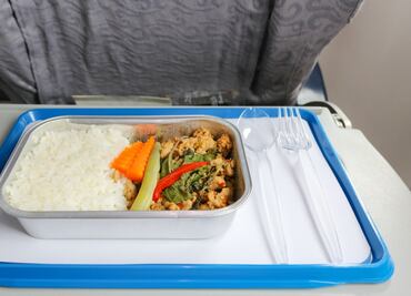 Esta es la aerolínea que ofrece la comida menos saludable de todas