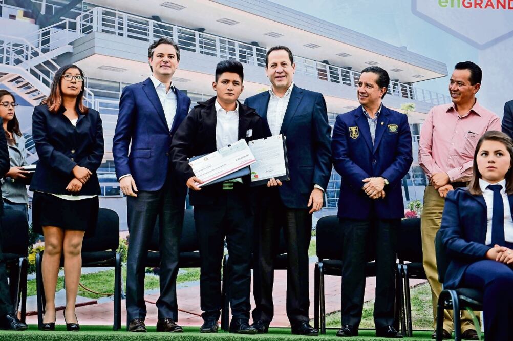 Aurelio Nuño (segundo de izq. a der.), secretario de Educación, entregó ayer junto con Eruviel Ávila Villegas (cuarto de izq. a der.), gobernador del Estado de México, mil 700 becas para alumnos y maestros de la entidad (ESPECIAL)
