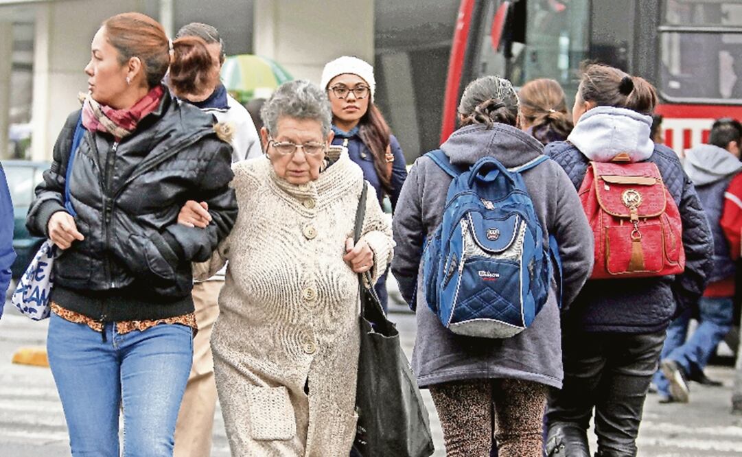 Una niña abraza el planeta