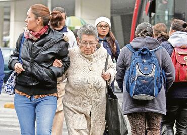 Una niña abraza el planeta