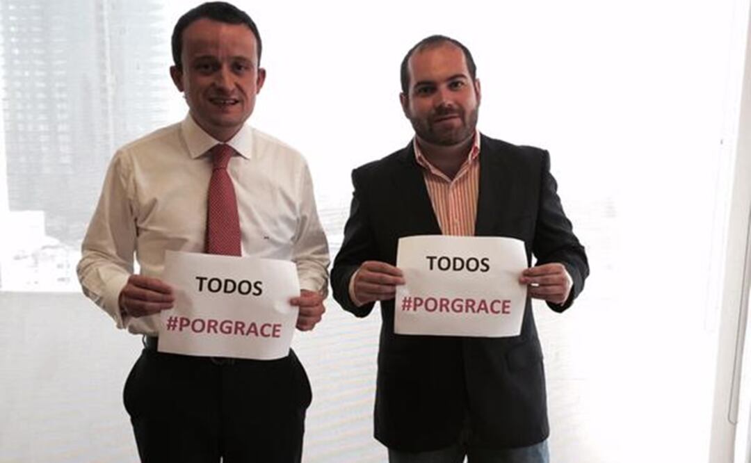 El titular de Cofepris con el padre de Grace. FOTO: @AramBarra