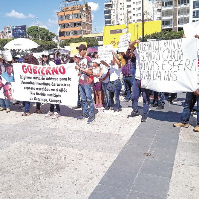 En la manifestación se congregaron unas 90 personas, quienes con pancartas alusivas a la retención de los policías exigían solución al conflicto. ÓSCAR GUTIÉRREZ. EL UNIVERSAL