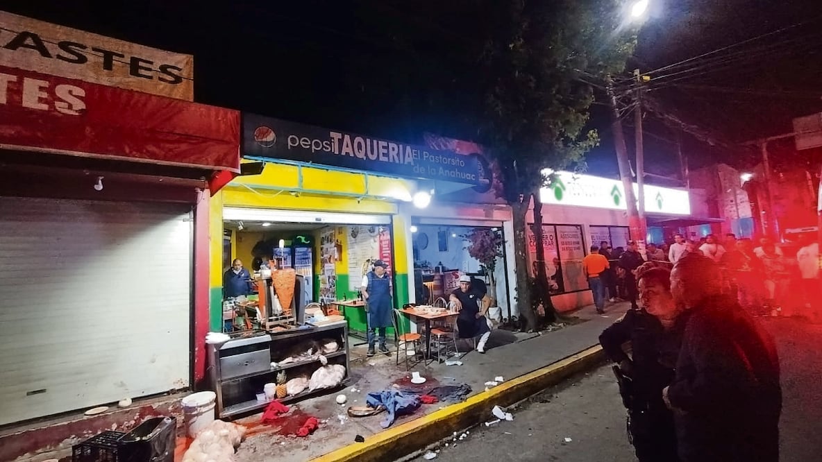 La noche del jueves, sujetos en moto llegaron a una taquería en Álvaro Obregón y dispararon contra los comensales; dos personas fueron detenidas. Foto: Especial