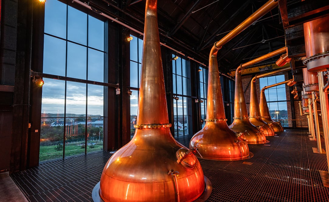 Los alambiques de cobre son parte esencial del proceso de destilado del whiskey single malt.