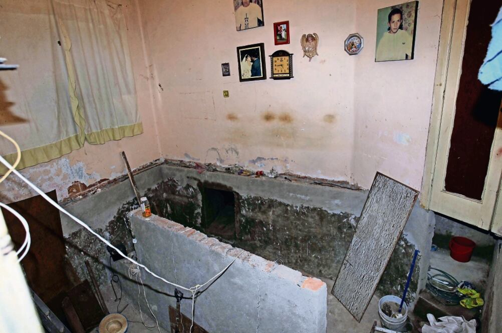 Hallan túnel que conectaba con otro predio, además de tres bóvedas que aparentemente utilizaban para esconder drogas y productos robados (FERNANDO RAMÍREZ. EL UNIVERSAL)