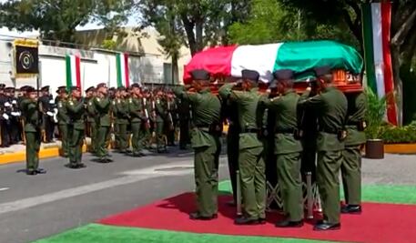 Despiden con honores militares al general Clemente Vega García, exsecretario de la Sedena