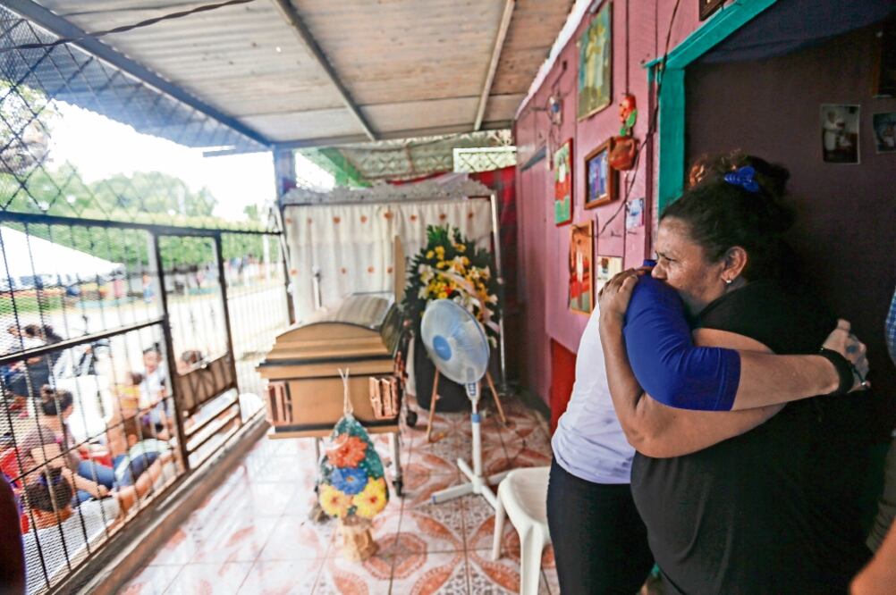 Yadira Córdoba es consolada ayer durante el velorio de su hijo Orlando, de 15 años, fallecido en la violenta jornada del miércoles en Managua. Foto: ALFREDO ZUÑIGA. AP