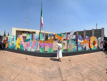 Cuevas devela las letras de Cuauhtémoc en la sede de la alcaldía