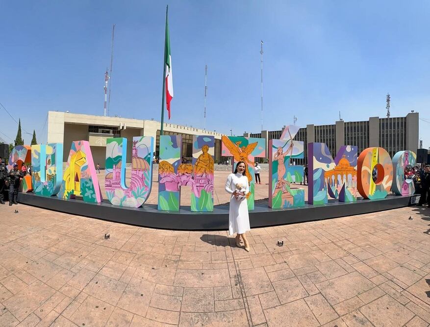 Devela letras Sandra Cuevas. Foto Especial