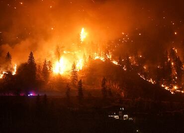 Canadá desaloja a unas 30 mil personas por incendios forestales
