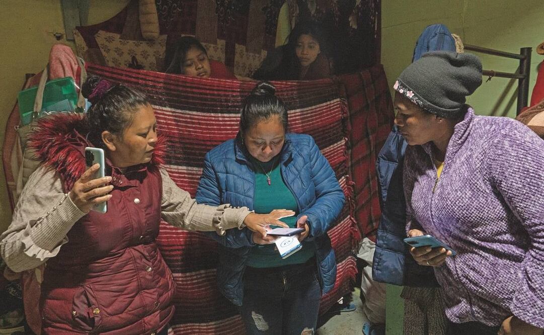 Desde tempranas horas de la madrugada, mujeres migrantes buscan una cita para solicitar asilo a EU a través de la aplicación CBP One. Foto: Aimee Melo/ EL UNIVERSAL
