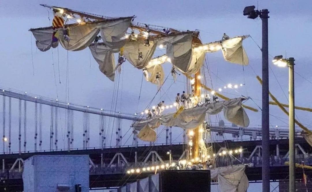 Personas observan al Cuauhtémoc, un barco de entrenamiento de la Armada de México, mientras se encuentra en el East River después de que el barco impactara el Puente de Brooklyn, en Nueva York, Nueva York, EE. UU., el 17 de mayo de 2025. Foto: EFE