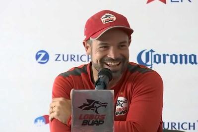 Rafael Puente corre a reportera