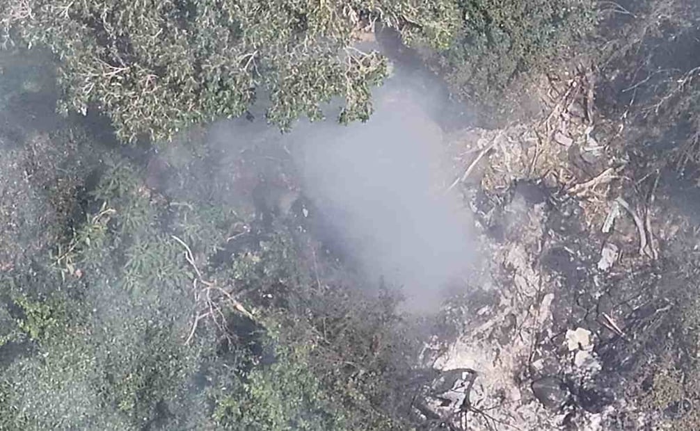 Una fotografía facilitada por las Fuerzas de Defensa de Kenia muestra el lugar del accidente de un helicóptero en el condado de Samburu, Kenia, el 19 de agosto de 2026. El piloto del helicóptero y seis turistas fallecieron tras estrellarse la aeronave en el monte Ololokwe, según la Autoridad de Aviación Civil de Kenia (KCAA). Foto: EFE