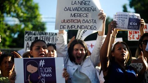 Polémica en El Salvador por juez que tocó los genitales a una niña; "no es agresión sexual", dice tribunal