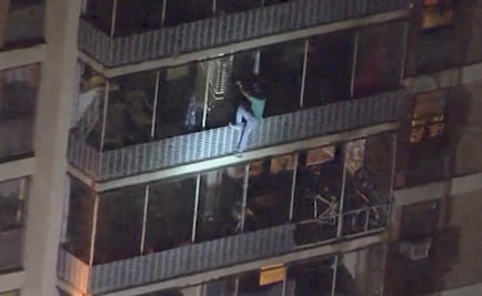 Como "Spiderman", hombre baja por edificio durante incendio en EU